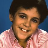 Fred Savage spielte den "Kevin Arnold" in der US-Serie "Wunderbare Jahre". Inzwischen hat Savage, der an der renommierten Stanford-Universität studierte, die Seiten gewechselt und arbeitet überwiegend als Regisseur.