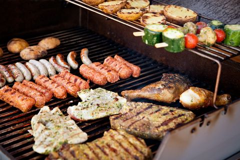 Würstchen und Fleisch liegen schon auf dem Grill. Nur welche Soße darf es jetzt sein? Stiftung Warentest hat die Grillsoßen getestet.