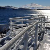 Das Unglaubliche gelang: "Wir hatten tatsächlich die schmalste Lücke im Eis gefunden und am Ende auch durchfahren", erinnert sich Behrend. Das Rendezvous mit dem Auge des Orkanes gelang zum richtigen Zeitpunkt. Die See wurde in Küstennähe ruhiger. Außerplanmäßig gelang sogar das Ross-Schelf anzusteuern - das längste Schelfeis der Erde, ungefähr von der Größe Frankreichs.