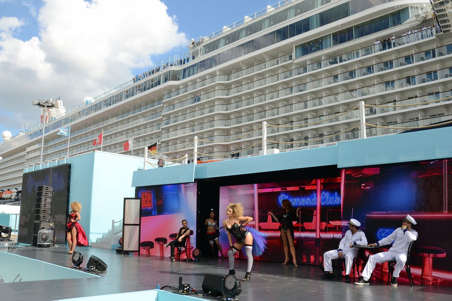 Countdown zur Taufe: Am Kai in der Hafencity hat mein "Mein Schiff 3" festgemacht und wirkt "wie ein schwimmender Plattenbau", wie ein Taufgast sagt. Dem Publikum wird ein buntes Unterhaltungsprogramm auch mit Szenen vom Kiez auf der Reeperbahn geboten. Lotto King Karl singt "Hamburg meine Perle", doch alle warten nur auf den Auftritt eines Stars.