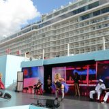 Countdown zur Taufe: Am Kai in der Hafencity hat mein "Mein Schiff 3" festgemacht und wirkt "wie ein schwimmender Plattenbau", wie ein Taufgast sagt. Dem Publikum wird ein buntes Unterhaltungsprogramm auch mit Szenen vom Kiez auf der Reeperbahn geboten. Lotto King Karl singt "Hamburg meine Perle", doch alle warten nur auf den Auftritt eines Stars.