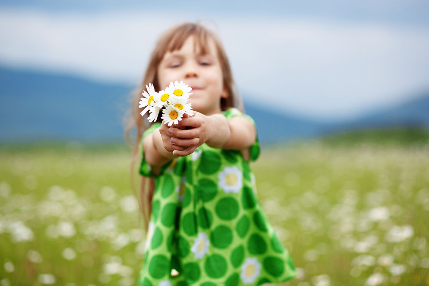 Auch wenn der Heuschnupfen Mama und Papa quält - vom Kind gepflückte Blumen bekommen einen Ehrenplatz in der Wohnung