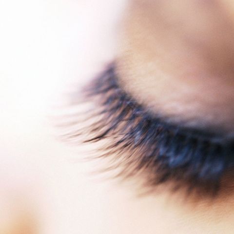 Lange Wimpern gelten als Schönheitsideal. Doch Menschen mit kurzen Wimpern haben einen entscheidenden Vorteil.