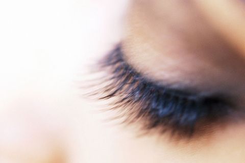 Lange Wimpern gelten als Schönheitsideal. Doch Menschen mit kurzen Wimpern haben einen entscheidenden Vorteil.