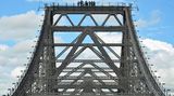 Das ist der Gipfel: Die Gruppe steht 80 Meter über dem Brisbane River im Wind - und im Getöse des aus der Tiefe lärmenden Autoverkehrs.