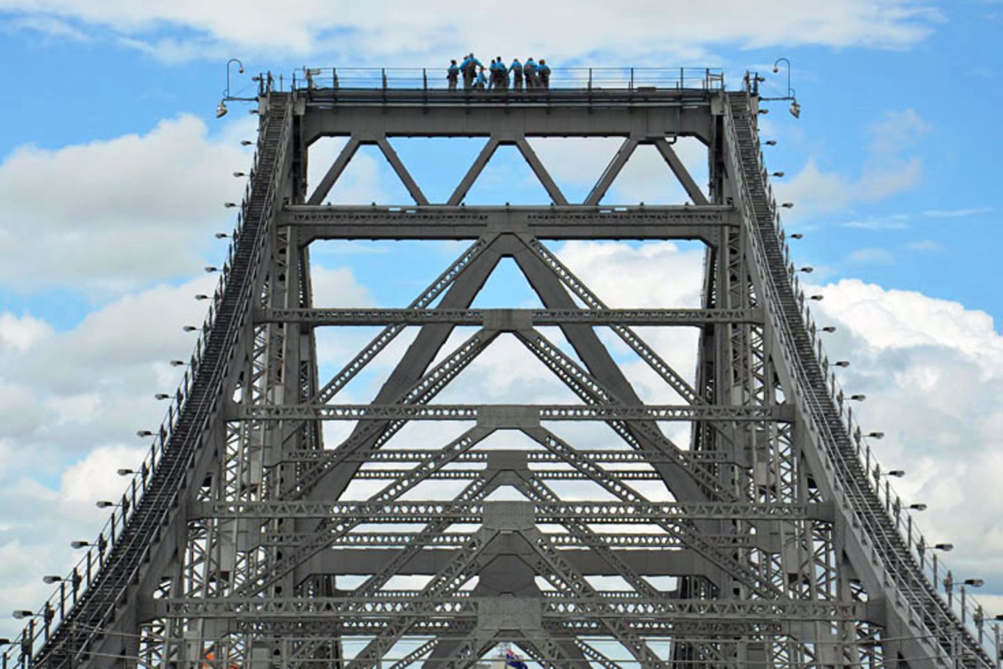 Das ist der Gipfel: Die Gruppe steht 80 Meter über dem Brisbane River im Wind - und im Getöse des aus der Tiefe lärmenden Autoverkehrs.