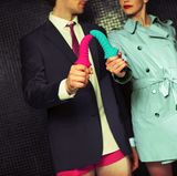 Wie heißt das?  Stronic 3  Ist das für Frauen oder Männer?  Für Frauen, muss aber nicht zwingend von ihr bedient werden. Sprich, Mann könnte Hand anlegen, braucht dafür aber einen sicheren Griff (siehe übernächster Punkt).  Wozu brauche ich das?   Dieses, allein durch Größe und Form etwas rustikal wirkende Gerät, ist explizit dafür geschaffen, reingesteckt zu werden. Und das mit nachdrücklichem Eindruck. Denn der Stronic 3 rühmt sich "neuartiger naturalistisch stoßender Hin- und Herbewegung" - und das in zehn unterschiedlichen Rhythmen: von Wiener Walzer bis Rumba ist alles dabei.   Wie glücklich macht mich das auf einer Skala von 1 bis 10 (10 ist sehr sehr glücklich)?   2-3. Was eindeutig an der Versuchsperson liegt. Ein seltsam pulsierendes Etwas im Innern zu haben, war selbst im hocherregten Zustand kein sinnliches Vergnügen. Nach der Hälfte des Weges habe ich aufgegeben. Nicht physischer Engpässe wegen. Das Gerät war schlicht ruppig und unangenehm unnachgiebig, statt Lust kam die Assoziation eines Presslufthammers - innen, aber auch außen, denn das beständige kräftige Pulsieren lässt auch den Greifarm wackeln, sowie alles, was nicht muskulär gefestigt ist. Muss man mögen.  Was behaupte ich, wenn mein Kind/mein Freund/meine Putzfrau das findet?  Das ist ein krass pulsierender Dildo. Soll ich mal anmachen? Mein Freund fand das allerdings überhaupt nicht lustig, sondern aufgrund der pulsierenden Stoßkraft regelrecht übergriffig.  Würden meine Eltern das benutzen?   Als Rührgerät vielleicht oder um das Blumenbett aufzulockern. Aber sicher nicht in sexuellen Zusammenhängen.  Was kostet das?  154 Euro