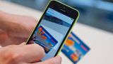 Trick 5: Kreditkarte scannen  Beim Internet-Shopping die Kreditkarten-Daten einzutippen, ist auf Dauer ganz schön mühsam. Der iPhone-Browser Safari erkennt deshalb entsprechende Formulare - zumindest auf einigen Webseiten. Bei der Eingabe der Kreditkarten-Nummer bietet Safari dann oberhalb der Tastatur die Möglichkeit, die Karte einzuscannen. Tippen Sie darauf, öffnet sich die Kamera und zeigt einen Rahmen, in dem Sie die Karte ausrichten müssen.