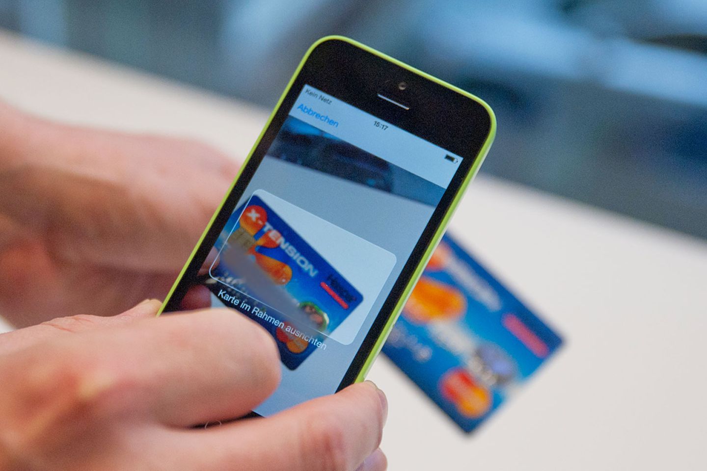 Trick 5: Kreditkarte scannen  Beim Internet-Shopping die Kreditkarten-Daten einzutippen, ist auf Dauer ganz schön mühsam. Der iPhone-Browser Safari erkennt deshalb entsprechende Formulare - zumindest auf einigen Webseiten. Bei der Eingabe der Kreditkarten-Nummer bietet Safari dann oberhalb der Tastatur die Möglichkeit, die Karte einzuscannen. Tippen Sie darauf, öffnet sich die Kamera und zeigt einen Rahmen, in dem Sie die Karte ausrichten müssen.