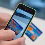 Trick 5: Kreditkarte scannen  Beim Internet-Shopping die Kreditkarten-Daten einzutippen, ist auf Dauer ganz schön mühsam. Der iPhone-Browser Safari erkennt deshalb entsprechende Formulare - zumindest auf einigen Webseiten. Bei der Eingabe der Kreditkarten-Nummer bietet Safari dann oberhalb der Tastatur die Möglichkeit, die Karte einzuscannen. Tippen Sie darauf, öffnet sich die Kamera und zeigt einen Rahmen, in dem Sie die Karte ausrichten müssen.