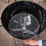 Der Hebel bewegt diesen "Propeller". Seine Blätter verschließen die länglichen Luftschlitze im Boden des Weber-Grills. Die Mechanik anderer Kugelgrillmarken sieht anders aus, arbeitet aber nach dem selben Prinzip.