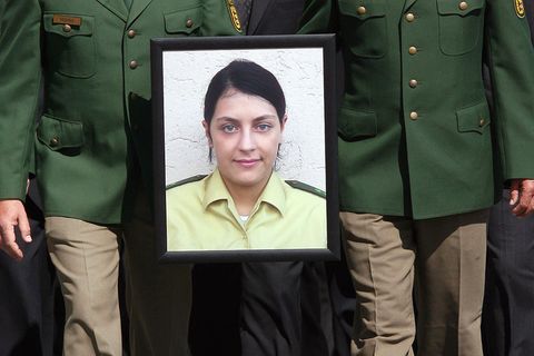 Michèle Kiesewetters Bild wird von Kollegen während eines Trauerzugs in Böblingen getragen (30. April 2007)