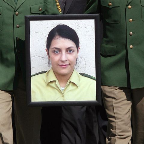 Michèle Kiesewetters Bild wird von Kollegen während eines Trauerzugs in Böblingen getragen (30. April 2007)