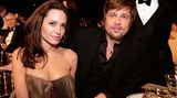 Als Angelina Jolie bei den Screen Actors Guild Awards Ende Januar 2008 im weiten Kleid erschien, gab es prompt Schwangerschaftsgerüchte. Die Schauspielerin bestätigte ihre zweite Schwangerschaft erst Anfang April – da war ihr Bauch nicht mehr zu übersehen. Wenig später verriet Jolie, dass sie Zwillinge erwartet.