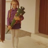 Bettina Müller (damals Zillgen), Informationsgrafikerin, am 21. August 1972 in Beckingen im Saarland  Als erste Hausaufgabe hatte ich auf, eine Seite "Opastöcke" in mein Heft zu zeichnen. Das fand ich so langweilig, dass ich sie furchtbar hingehudelt habe. Prompt musste ich die Aufgabe wiederholen.