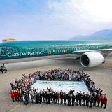 Roll-out für einen echten Hingucker: Die in Hongkong beheimatete Cathy Pacific hat zum dritten Mal eine Maschine mit einer Sonderlackierung versehen. "The Spirit of Hong Kong" nennt sich die Boeing 777-300, auf deren Rumpf die Skyline von Hongkong prangt. Außerdem sind die 110 Gewinner abgebildet, die im Wettbewerb "Hong Kong: Unsere Heimat" gewonnen haben. Die Boeing wird auch regelmäßig auf der Frankfurter Flughafen landen.