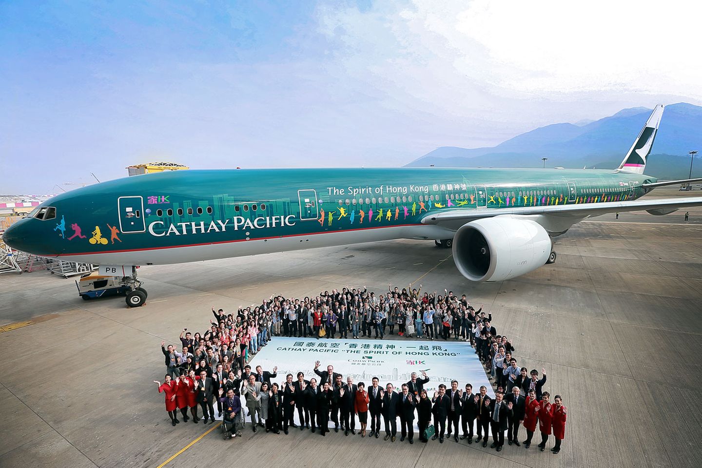 Follow Me: Roll-out für einen echten Hingucker: Die in Hongkong beheimatete Cathy Pacific hat zum dritten Mal eine Maschine mit einer Sonderlackierung versehen. "The Spirit of Hong Kong" nennt sich die Boeing 777-300, auf deren Rumpf die Skyline von Hongkong prangt. Außerdem sind die 110 Gewinner abgebildet, die im Wettbewerb "Hong Kong: Unsere Heimat" gewonnen haben. Die Boeing wird auch regelmäßig auf der Frankfurter Flughafen landen. Roll-out für einen echten Hingucker: Die in Hongkong beheimatete Cathy Pacific hat zum dritten Mal eine Maschine mit einer Sonderlackierung versehen. "The Spirit of Hong Kong" nennt sich die Boeing 777-300, auf deren Rumpf die Skyline von Hongkong prangt. Außerdem sind die 110 Gewinner abgebildet, die im Wettbewerb "Hong Kong: Unsere Heimat" gewonnen haben. Die Boeing wird auch regelmäßig auf der Frankfurter Flughafen landen.