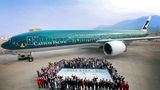 Roll-out für einen echten Hingucker: Die in Hongkong beheimatete Cathy Pacific hat zum dritten Mal eine Maschine mit einer Sonderlackierung versehen. "The Spirit of Hong Kong" nennt sich die Boeing 777-300, auf deren Rumpf die Skyline von Hongkong prangt. Außerdem sind die 110 Gewinner abgebildet, die im Wettbewerb "Hong Kong: Unsere Heimat" gewonnen haben. Die Boeing wird auch regelmäßig auf der Frankfurter Flughafen landen.