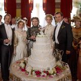 Anfangs gelingt es Cosima, die Familie zusammenzuhalten. Beide Töchter heiraten. Der Film nimmt sich - nicht nur in dieser Szene - großzügige Freiheiten heraus und macht aus den Eheschließungen der beiden Töchter Eva (Eva Löbau, 3.v.l.) und Isolde (Petra Schmidt-Schaller, 5.v.l.) eine Doppelhochzeit. In Wahrheit lagen acht Jahre dazwischen. Isolde heiratete bereits 1900 den Schweizer Dirigenten Franz Beidler.