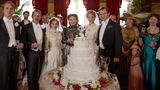 Anfangs gelingt es Cosima, die Familie zusammenzuhalten. Beide Töchter heiraten. Der Film nimmt sich - nicht nur in dieser Szene - großzügige Freiheiten heraus und macht aus den Eheschließungen der beiden Töchter Eva (Eva Löbau, 3.v.l.) und Isolde (Petra Schmidt-Schaller, 5.v.l.) eine Doppelhochzeit. In Wahrheit lagen acht Jahre dazwischen. Isolde heiratete bereits 1900 den Schweizer Dirigenten Franz Beidler.