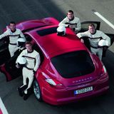 Am Heck ist der Vier-Wege-Spoiler des Turbo montiert, der ab einer Geschwindigkeit von 205 km/h Abtrieb an der Hinterachse erzeugt