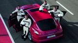 Am Heck ist der Vier-Wege-Spoiler des Turbo montiert, der ab einer Geschwindigkeit von 205 km/h Abtrieb an der Hinterachse erzeugt