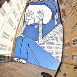 "Above us only sky", sang John Lennon in seinem Song "Imagine". Nicht so bei Thomas Lamadieu. Hier ist immer was los: Es ist ein bisschen eng, aber der bärtigen Mann passt so gerade in das Stück Himmel über dieser Häuserschlucht in Avignon.  Die Facebook-Seite von Roots Art