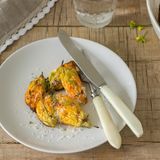 Fior di Zucca  Die Zucchiniblüten werden in Rom gerne gefüllt und danach frittiert. Sie findet sich aber auch oft in Pasta oder als Pizza-Belag. Typisch römisch sind die gefüllten und frittierten Zucchiniblüten mit Anchovi-Filets und Mozzarella.