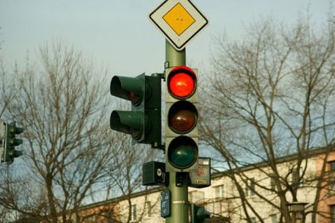 In einem Moment der Unaufmerksamkeit übersieht ein Busfahrer in Bad Münster nicht nur eine rote Ampel sondern auch seinen Vordermann (Symbolfoto)