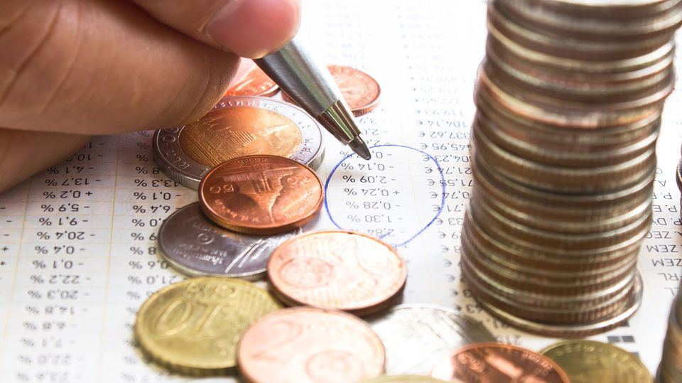 Serie Geldanlage, Teil 1: Das Sparbuch hat als Altersvorsorge ausgedient - die Mini-Zinsen decken nicht einmal die Inflation. Das Sparbuch hat als Altersvorsorge ausgedient - die Mini-Zinsen decken nicht einmal die Inflation.
