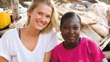 Seit Toni Garrn 15 ist, hat sie Kinderpatenschaften beim Hilfswerk "Plan International". Eine Zusammenarbeit lag deshalb nahe. "Mein Hauptanliegen waren schon immer Kinder und Frauen. Weil ich eben in einer Luxusblase aufgewachsen bin und vom Leben anderer Frauen weltweit wenig wusste. Da war viel Neugier von meiner Seite aus da. Ich arbeite schließlich in einer Branche, in der Frauen viel mehr verdienen als Männer - das gibt es sonst selten. Plan hat dann gleich Burkina Faso vorgeschlagen, weil das Leben für Mädchen dort sehr schwierig ist."
