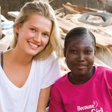 Seit Toni Garrn 15 ist, hat sie Kinderpatenschaften beim Hilfswerk "Plan International". Eine Zusammenarbeit lag deshalb nahe. "Mein Hauptanliegen waren schon immer Kinder und Frauen. Weil ich eben in einer Luxusblase aufgewachsen bin und vom Leben anderer Frauen weltweit wenig wusste. Da war viel Neugier von meiner Seite aus da. Ich arbeite schließlich in einer Branche, in der Frauen viel mehr verdienen als Männer - das gibt es sonst selten. Plan hat dann gleich Burkina Faso vorgeschlagen, weil das Leben für Mädchen dort sehr schwierig ist."