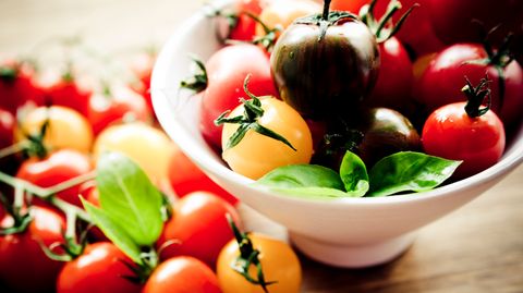 Tomaten  Dieses saftige rote, gelbe oder grüne Nachtschattengewächs mag es weder kalt noch feucht. Deshalb sollten Sie Ihre Tomaten nicht im Kühlschrank lagern. Die Kälte entzieht den Früchten Aroma und Wasser. Bewahren Sie die Tomaten besser in einer Obstschale auf. Aber achten Sie darauf, dass das Gemüse bei Raumtemperatur und nicht in direktem Sonnenlicht lagert.