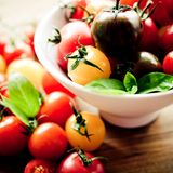 Tomaten  Dieses saftige rote, gelbe oder grüne Nachtschattengewächs mag es weder kalt noch feucht. Deshalb sollten Sie Ihre Tomaten nicht im Kühlschrank lagern. Die Kälte entzieht den Früchten Aroma und Wasser. Bewahren Sie die Tomaten besser in einer Obstschale auf. Aber achten Sie darauf, dass das Gemüse bei Raumtemperatur und nicht in direktem Sonnenlicht lagert.