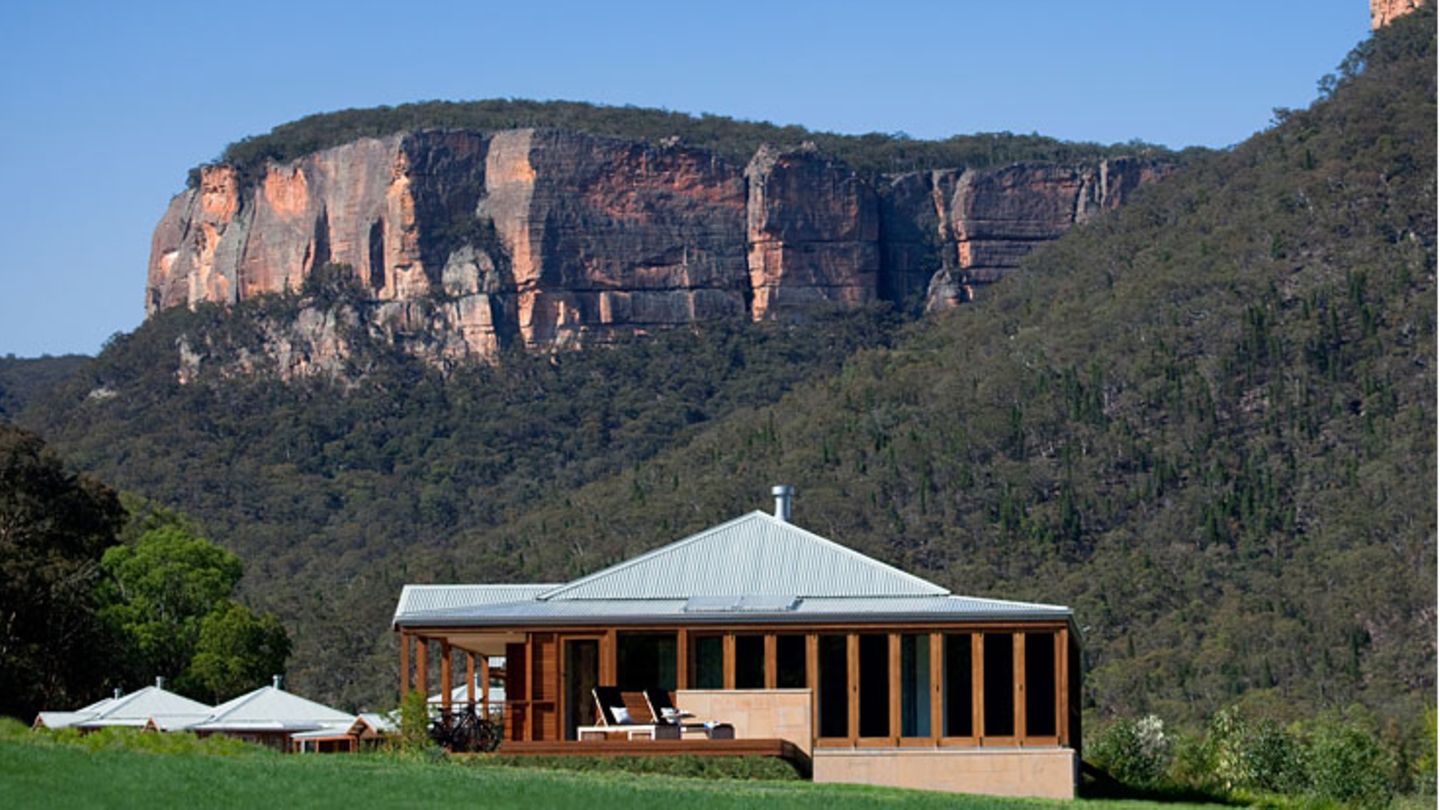 Hotels und Lodges in Down Under: New South Wales: Wolgan Valley Resort & Spa Die im Herbst 2009 eröffnete Edel-Absteige unterhalb eines Sandsteinplateaus liegt 150 Kilometer westlich von Sydney in der Greater Blue Mountain World Heritage Area. Das Anwesen reklamiert für sich, mit seinen 36 Suiten das weltweit erste zertifizierte CO₂-neutrale Hotel der Welt zu sein. 35 Prozent der bezogenen Energie im Wolgan Valley Resort & Spa stammen aus erneuerbaren Quellen. New South Wales: Wolgan Valley Resort & Spa Die im Herbst 2009 eröffnete Edel-Absteige unterhalb eines Sandsteinplateaus liegt 150 Kilometer westlich von Sydney in der Greater Blue Mountain World Heritage Area. Das Anwesen reklamiert für sich, mit seinen 36 Suiten das weltweit erste zertifizierte CO₂-neutrale Hotel der Welt zu sein. 35 Prozent der bezogenen Energie im Wolgan Valley Resort & Spa stammen aus erneuerbaren Quellen.