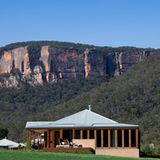 New South Wales: Wolgan Valley Resort & Spa  Die im Herbst 2009 eröffnete Edel-Absteige unterhalb eines Sandsteinplateaus liegt 150 Kilometer westlich von Sydney in der Greater Blue Mountain World Heritage Area. Das Anwesen reklamiert für sich, mit seinen 36 Suiten das weltweit erste zertifizierte CO₂-neutrale Hotel der Welt zu sein. 35 Prozent der bezogenen Energie im Wolgan Valley Resort & Spa stammen aus erneuerbaren Quellen.