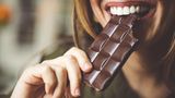 Schokolade  Die Azteken wussten bereits Bescheid über die anregende Wirkung von Schokolade. Denn Schokolade enthält den hirneigenen Botenstoff Phenylethylamin - der uns in einen verliebtheitsähnlichen Glückszustand versetzt. Also ran an die Süßgkeit - und endlich gibt es auch eine Ausrede, noch eine Tafel mehr zu essen.