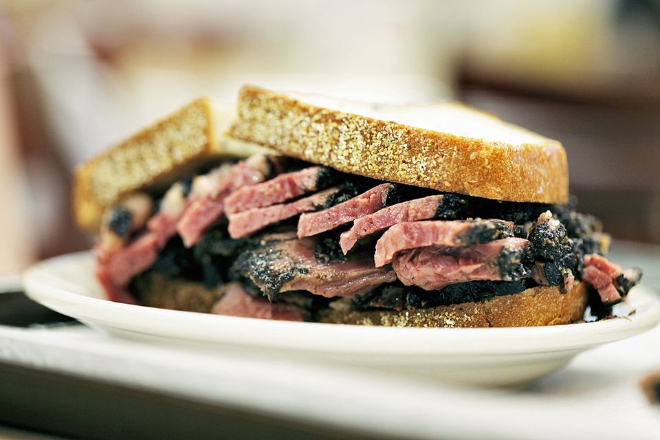 So sieht ein Pastrami- oder Smoked-Meat-Sandwich normalerweise aus: Brot, Fleisch und Senf - wobei dieses Exemplar noch sehr moderat ist. Meist ist es mit deutlich mehr Fleisch belegt.