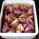 Fertig! Damit die Zwiebeln ihren scharfen Geschmack verlieren, sollten sie gut durchgegart sein und schön im Öl und der Sojasoße schmoren. Die perfekte Beilage für ein Steak!