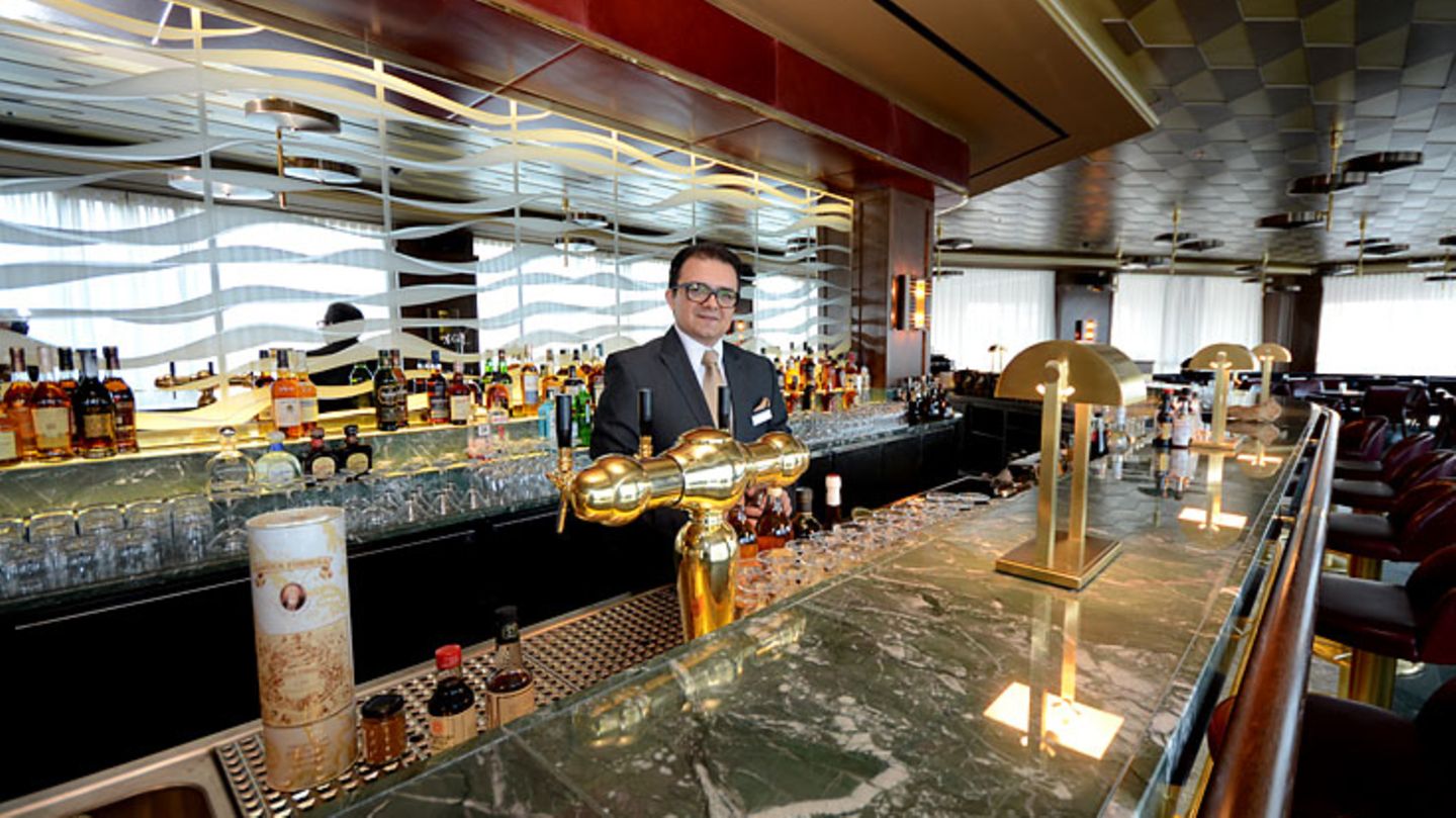 Barmanager Wieland Hartauer an der 17 Meter langen Theke: Ein Stockwerk höher möchte die Lang-Bar an das New York der zwanziger Jahre erinnern. Der Name sollte auf keinen Fall Englisch ausgesprochen werden, denn Namenspatron ist der Filmemacher Fritz Lang, der 1939 in die USA emigrierte.