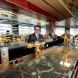 Barmanager Wieland Hartauer an der 17 Meter langen Theke: Ein Stockwerk höher möchte die Lang-Bar an das New York der zwanziger Jahre erinnern. Der Name sollte auf keinen Fall Englisch ausgesprochen werden, denn Namenspatron ist der Filmemacher Fritz Lang, der 1939 in die USA emigrierte.