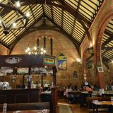 Tafeln im Gotteshaus: The Pancake Manor  Die Gerichte schmecken zwar nicht göttlich, die Atmosphäre in dem Restaurant ist aber einzigartig. Aus der ehemaligen St. Like's Church aus dem Jahre 1904, die von Hochhäusern eingekesselt in der Charlotte Street liegt, wurde 1979 Jahren ein Restaurant, deren Spezialitäten Pfannkuchen-Variationen sind. Vorteil für Nachtschwärmer: Die Pancake Manor hat 24 Stunden durchgehend geöffnet.  www.pancakemanor.com.au