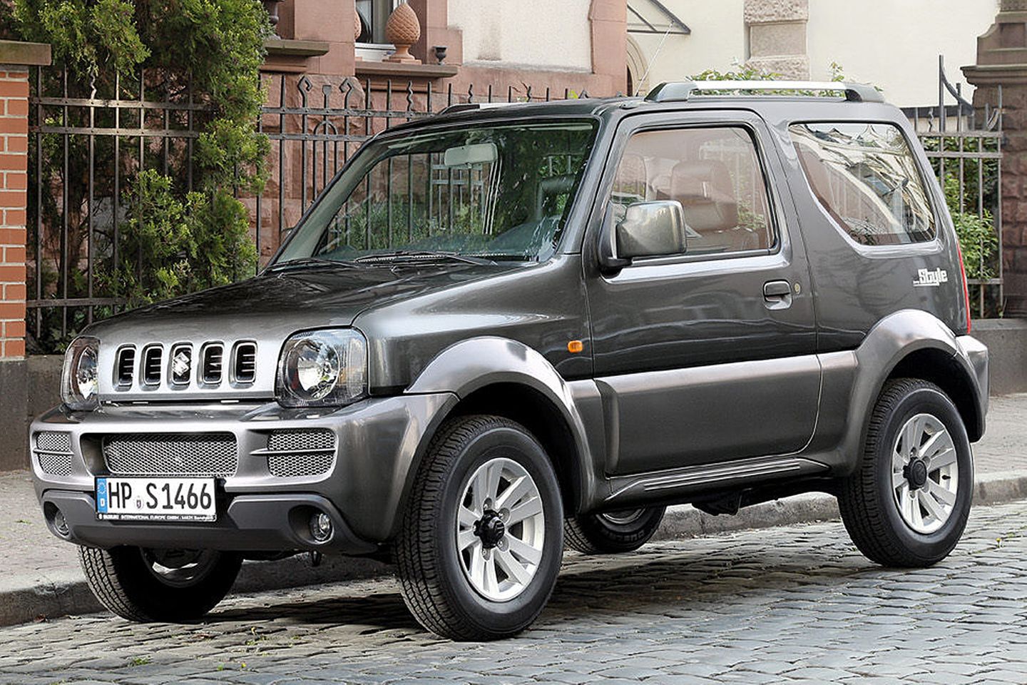 Der Suzuki Jimny ist zwar nicht unbedingt ein Hingucker, dafür aber ein zuverlässiges Arbeitstier. Besonders bei Jägern und Förstern erfreut sich der kantige Japaner großer Beliebtheit. Auf den untersuchten Webseiten fanden die Experten von AutoUncle 328 Inserate des Suzuki Jimny zu einem Durchschnittspreis von 7.990 Euro, bei im Mittel ca. 70.000 Kilometer Laufleistung. In der Cabrio-Version gibt es den Jimny etwa bei mobile.de auch schon für 5.490 Euro bei rund 80.000 abgerissenen Kilometern.