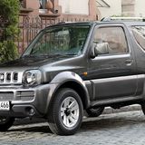 Der Suzuki Jimny ist zwar nicht unbedingt ein Hingucker, dafür aber ein zuverlässiges Arbeitstier. Besonders bei Jägern und Förstern erfreut sich der kantige Japaner großer Beliebtheit. Auf den untersuchten Webseiten fanden die Experten von AutoUncle 328 Inserate des Suzuki Jimny zu einem Durchschnittspreis von 7.990 Euro, bei im Mittel ca. 70.000 Kilometer Laufleistung. In der Cabrio-Version gibt es den Jimny etwa bei mobile.de auch schon für 5.490 Euro bei rund 80.000 abgerissenen Kilometern.