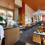 Café Prückel, Wien  Maxime Lurion, der in Bagdad geborene, ehemalige Radrennfahrer, eröffnete 1903 in Wien das damalige Kaffeehaus Lurion. Nach einem Besitzerwechsel wurde das Café dann in Café Prückel umbenannt.   Seit einer Umgestaltung in den 1950er Jahren behielt es seine Inneneinrichtung bis heute, lediglich der hintere Trakt erhielt in den 80er Jahren seine originale Jugendstil-Gestaltung zurück. Das Prückel ist heute eines der größten sogenannten Ringstraßencafés.