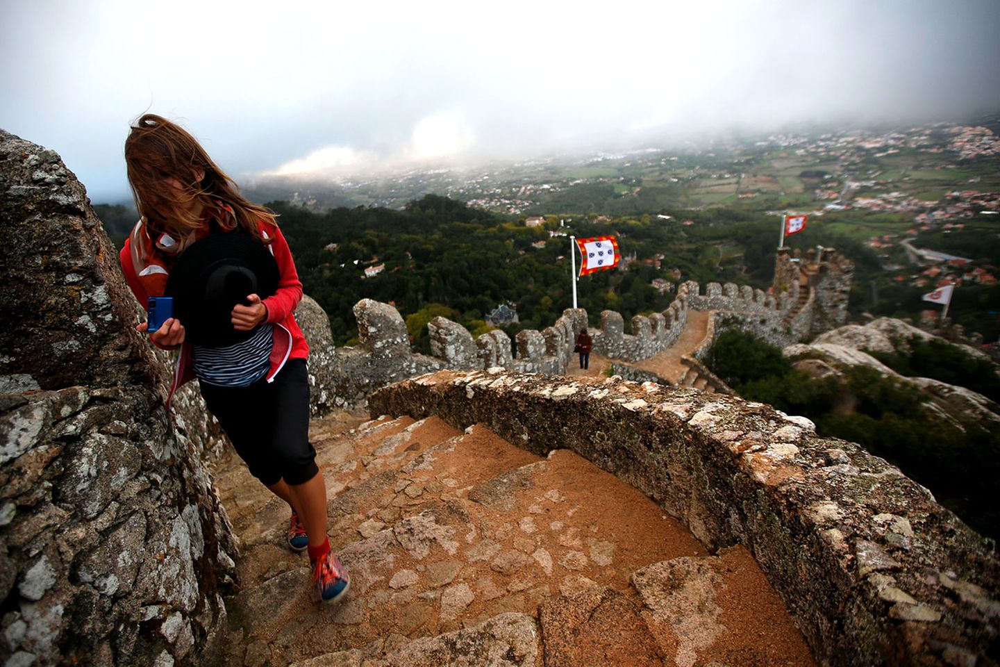 Die Paläste von Sintra: Das Castelo dos Mouros ist die Ruine einer Burg, die im 8. oder 9. Jahrhundert von den Mauren erbaut wurde. Während der Romantik Mitte des 19. Jahrhunderts wurden die Außenmauern renoviert und sind heute Touristen zugänglich. Von oben bekommt man einen traumhaften Blick über die Gegend. Das Castelo dos Mouros ist die Ruine einer Burg, die im 8. oder 9. Jahrhundert von den Mauren erbaut wurde. Während der Romantik Mitte des 19. Jahrhunderts wurden die Außenmauern renoviert und sind heute Touristen zugänglich. Von oben bekommt man einen traumhaften Blick über die Gegend.