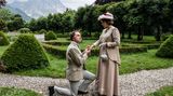 Inzwischen ist Siegfrieds Affäre mit Dorian aufgeflogen. Um die Führung der Festspiele zu bekommen, fehlt ihm noch eine Frau. Die scheint mit der zupackenden Winifred Williams (Katharina Haudum) gefunden.