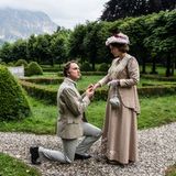 Inzwischen ist Siegfrieds Affäre mit Dorian aufgeflogen. Um die Führung der Festspiele zu bekommen, fehlt ihm noch eine Frau. Die scheint mit der zupackenden Winifred Williams (Katharina Haudum) gefunden.