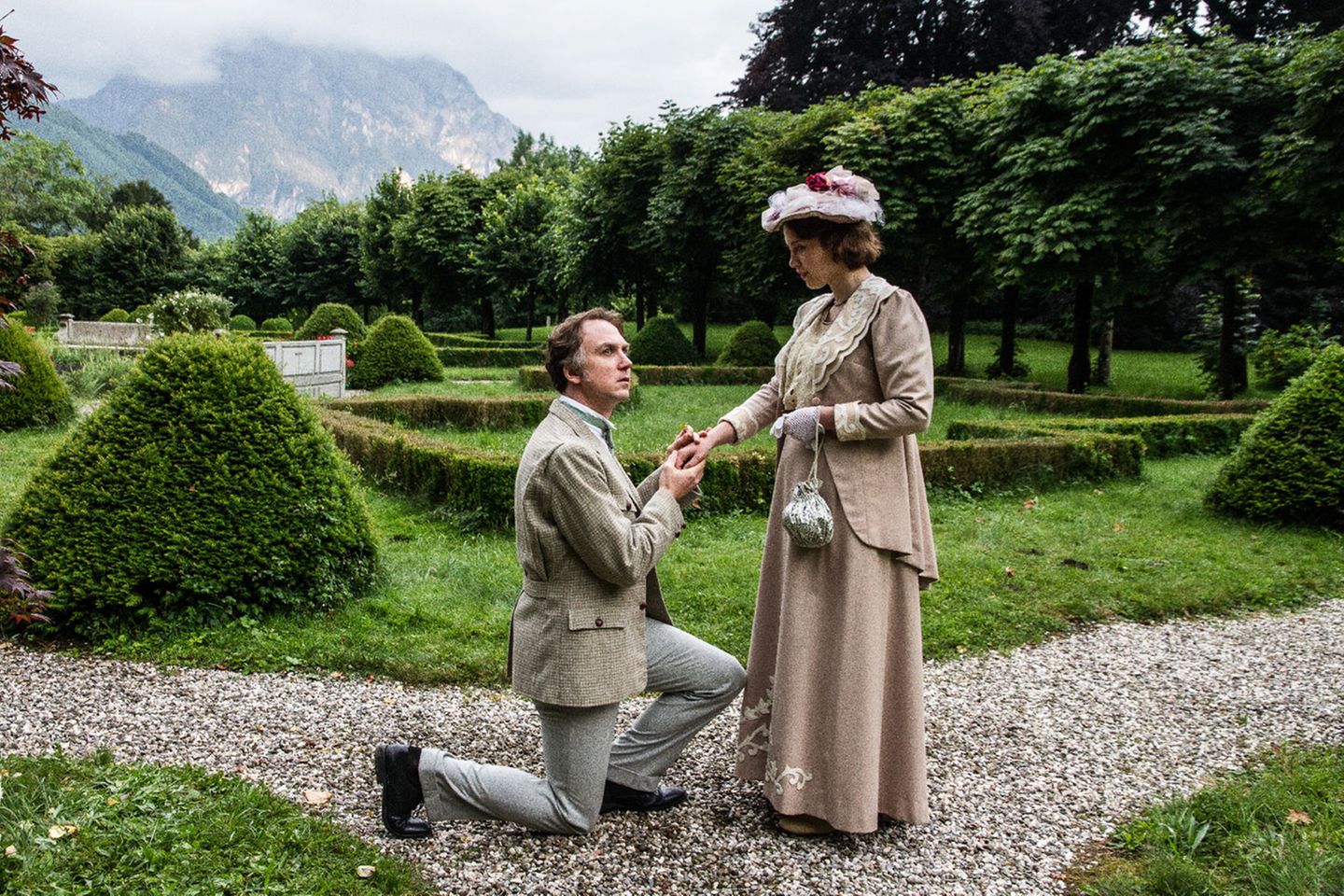 Inzwischen ist Siegfrieds Affäre mit Dorian aufgeflogen. Um die Führung der Festspiele zu bekommen, fehlt ihm noch eine Frau. Die scheint mit der zupackenden Winifred Williams (Katharina Haudum) gefunden.