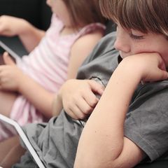 Noch nicht schulpflichtig, aber schon fit in der Tablet-Nutzung: Manchen Eltern macht das Sorgen, manchen Angst